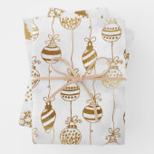 Gold auf weißen Weihnachtsbaumen. Bauern, Schneefl Geschenkpapier Set (Beispiel)