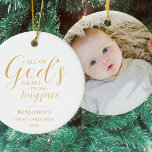 Gold Baby's First Christmas Religious Weihnachten Keramik Ornament<br><div class="desc">Fügen Sie Ihrer Weihnachtszeit eine moderne und spirituelle Touch mit diesem religiösen Weihnachtsschmuck hinzu, in dem die Worte "Die ganze Gnade Gottes in einem winzigen Gesicht" in einem klassischen Serifenschmuck und einer handgeschriebenen Kalligraphie-Schrift enthalten sind. Es gibt auch Platz für das Foto, den Namen und das Jahr Ihres Babys. Dieser...</div>