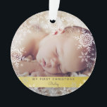 Gold Baby's First Christmas Snowflakes Foto Ornament<br><div class="desc">Dieses süße Design mit weißen und silbernen Glitzer Schneeflocken auf einer Goldfolie mit Platz für ein Foto, um Baby's 1. Weihnachten zu gedenken! Die Kollektion der Koordinierungsprodukte ist in unserem Shop, zazzle.com/store/doodlelulu, erhältlich. Kontaktieren Sie uns, wenn Sie dieses Design auf ein bestimmtes Produkt angewendet haben, um Ihre eigene einzigartige Match-Artikel...</div>
