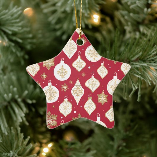 Gold-Bauble-Design roter Hintergrund Keramik Ornament (Baum)
