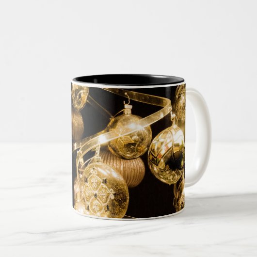 Gold Baubles and Spiral Pattern Zweifarbige Tasse (VorderseiteRechts)