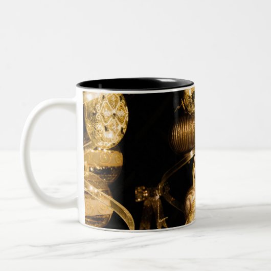 Gold Baubles and Spiral Pattern Zweifarbige Tasse (Links)