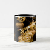 Gold Baubles and Spiral Pattern Zweifarbige Tasse (Mittel)