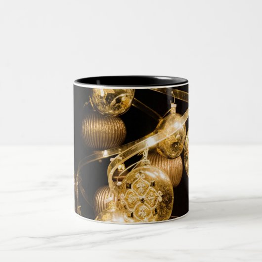 Gold Baubles and Spiral Pattern Zweifarbige Tasse (Mittel)