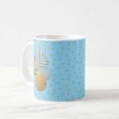 Gold baubles and stars on an ice blue background kaffeetasse (Vorderseite Links)