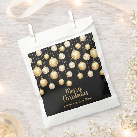 Gold Baubles Christmas Ornaments on Black Geschenktütchen (Ausgeschnitten)