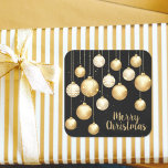 Gold Baubles Christmas Ornaments on Black Quadratischer Aufkleber<br><div class="desc">Elegante goldweiße und weiße Weihnachtsbaumschmuck auf schwarzem Hintergrund, diese SQUARE Aufkleber sind ideal für Geschenkverpackungen, ein Party für das Abendessen im Urlaub, Weihnachtsfeiern, Party, Ferienhaus, Hochzeitsfeier, Weihnachtsgeschenke, Feiertagsvorzüge und vieles mehr. Klicken Sie zum Anpassen auf die Schaltfläche "Personalisieren", dann auf den Link Weitere Anpassung, um diese Vorlage zu ändern. Alle...</div>