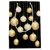 Gold Baubles Christmas Tree Ornaments on Black Mittlere Geschenktüte (Vorderseite)
