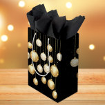 Gold Baubles Christmas Tree Ornaments on Black Mittlere Geschenktüte<br><div class="desc">Elegante Gold- und weiße Weihnachtsbaumschmuck auf schwarzem Hintergrund,  diese Taschen sind wunderschön für Weihnachtsgeschenke,  Geschäftsgeschenke,  Firmengeschenke und mehr. ALLE GRÖSSEN BAGS,  die in unserem Geschäft erstellt wurden. Sehen Sie sich alle passenden Artikel in unserer Sammlung an.</div>