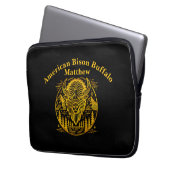 Gold Bison Amid Mountains and Trees Laptopschutzhülle (Vorderseite Links)