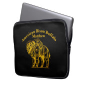 Gold Bison im Astronauten Anzug Erkundung des Welt Laptopschutzhülle (Vorderseite Links)