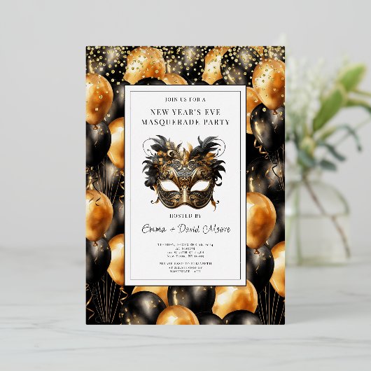 Gold Black Balloon Silvester Masquerade Party Folieneinladung (Stehend vorne)