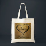 Gold Black Confetti Heart Wedding Welcome Tote Bag Tragetasche<br><div class="desc">Herrliche luxuriöse Begrüßungstasche für eine Brautjungfrau. Alles beginnt mit einem tiefen goldenen Hintergrund, der von der Mitte leuchtet. Ein kühner Wirbel eines romantischen Herzens umrahmt ihren Namen und das Wort Brautjungfrau ist unten geschrieben. Ein extravaganter schwarzer Schriftart ergänzt das formale Drama. Gold Konfetti wird über das Design, um den Glamour...</div>