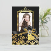 Gold Black Damask Bow Foto Quinceanera Einladung (Stehend Vorderseite)