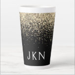 Gold Black Glitzer Monogram Girly Initials Milchtasse<br><div class="desc">Gold und Black Imitats Sparkle Glitzer Script Monogram Name Latte Coffee Cup Tasse. Das macht den perfekten 16 Geburtstag,  Hochzeit,  Brautparty,  Jubiläum,  Babydusche oder Junggeselinnen-Abschied Geschenk für jemanden,  der Lieben glamourösen Luxus und schicke Stile.</div>