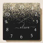 Gold Black Glitzer Script Monogram Girlaname Quadratische Wanduhr<br><div class="desc">Monogram Name Clock für den Glitzer Gold und Black Sparkle. Das macht den perfekten 16 Geburtstag,  Hochzeit,  Brautparty,  Jubiläum,  Babydusche oder Junggeselinnen-Abschied Geschenk für jemanden,  der Lieben glamourösen Luxus und schicke Stile.</div>