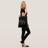Gold & Black MRS. Typografie Moderne Minimalart Tasche (Am Model)