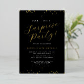 Gold Black Script Confetti Überraschungs-Party Folieneinladung (Stehend vorne)