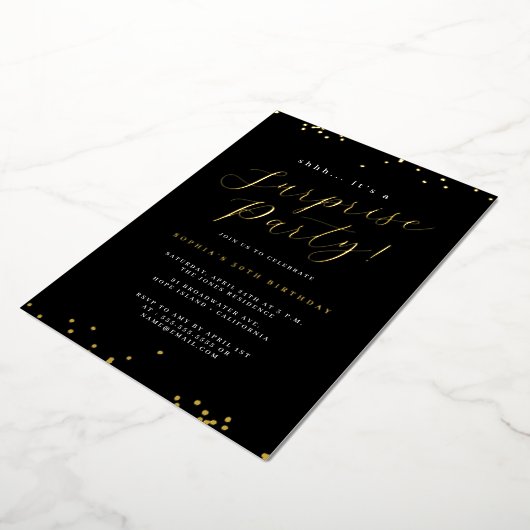 Gold Black Script Confetti Überraschungs-Party Folieneinladung (Gedreht)