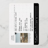 Gold & Black Travel Passport Einzigartiges Hochzei Folieneinladung (Rückseite)