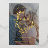 Gold Blätter Wappen Monogram Foto Save the Date Fo Folieneinladung (Vorderseite)