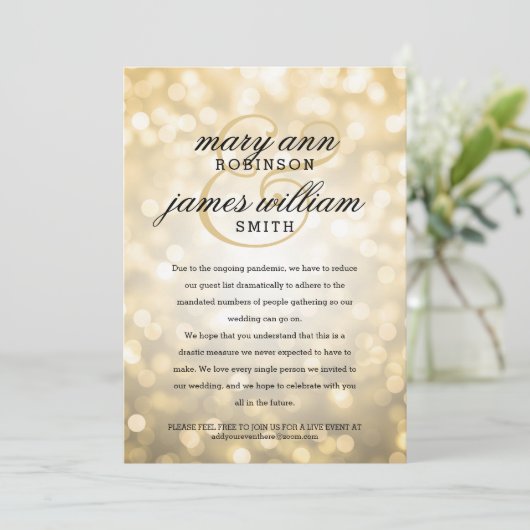 Gold Bokeh Lichter Elegant reduzierte Hochzeit Einladung (Stehend Vorderseite)