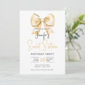 Gold Bow Coquette Niedliches Script Sweet 16 Party Einladung (Stehend Vorderseite)
