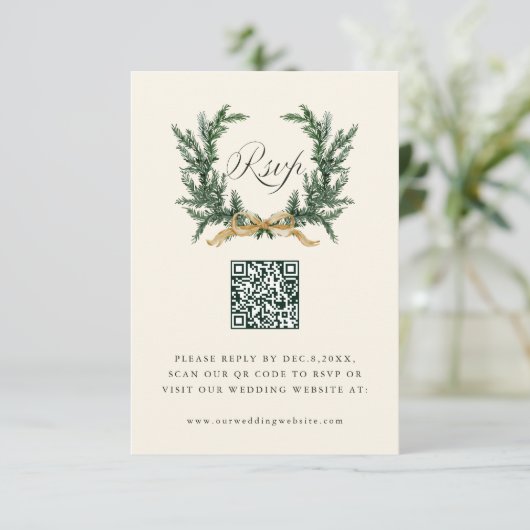 Gold Bow & Green Pine Wreath Wedding QR Code Ivory RSVP Karte (Stehend Vorderseite)