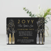 Gold Bubbly Flaschen Wirbel Silvesterabend Party Einladung (Stehend Vorderseite)