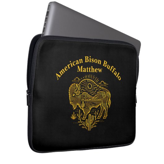 Gold Buffalo Grazing Under the Sun Near Mountains Laptopschutzhülle (Vorne Rechts)