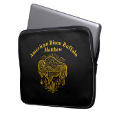 Gold Buffalo Grazing Under the Sun Near Mountains Laptopschutzhülle (Vorderseite Links)