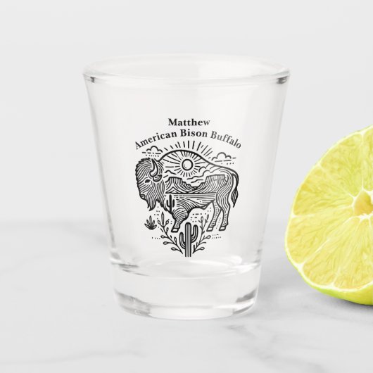 Gold Buffalo Grazing Under the Sun Near Mountains Schnapsglas (Vorderseite)