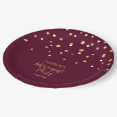 Gold & Burgund Red Chic Confetti Retirement Party Pappteller (Schrägansicht)
