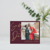 Gold burgundy Skript Foto Hochzeit speichern Sie d Ankündigungspostkarte (Stehend Vorderseite)