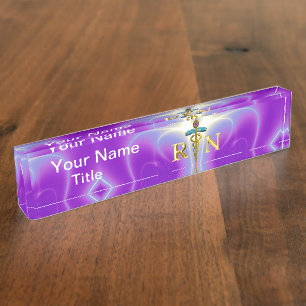 GOLD CADUCEUS REGISTRIERTES NURSE-SYMBOL Pink Lila Namensplakette