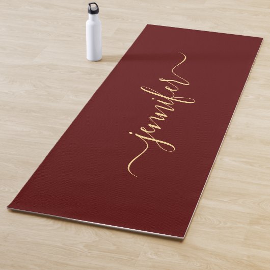 Gold Calligraphy Script Personalized Name Maroon Yogamatte (Beispiel)