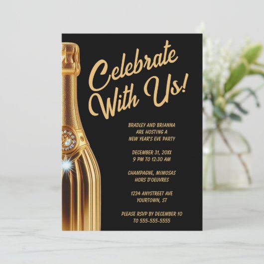 Gold Champagne Bottle on Black New Year's Eve Einladung (Stehend Vorderseite)