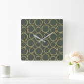 Gold Circles & Rustic Olive Green Modern Chic Quadratische Wanduhr (Zuhause)