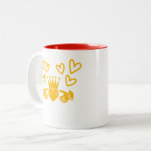 Gold Claddagh Ring Coffee Mug Zweifarbige Tasse (Vorderseite Links)