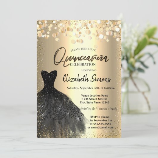 Gold Confetti Dots, Black Dress Quinceañera Einladung (Stehend Vorderseite)