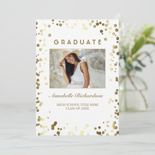Gold Confetti Dots White Elegantes Foto Abschluss Einladung (Stehend Vorderseite)