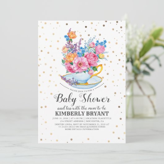 Gold Confetti | Floral Baby Shower Tee Party Einladung (Stehend Vorderseite)