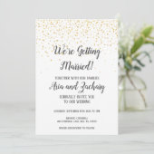 Gold Confetti Kalligraphie Wir werden heiraten Einladung (Stehend Vorderseite)