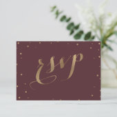 Gold Confetti Liebe Burgundy Wedding RSVP Karte (Stehend Vorderseite)