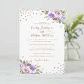 Gold Confetti Lila Blumenhochzeit Einladung (Stehend Vorderseite)