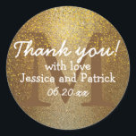Gold Confetti Monogram Wedding Danke Stickers<br><div class="desc">Chic gold Konfetti Hochzeitsaufkleber hat die Braut und Bräutigam Namen mit ihrem Vornamen überlagert. Der große Blockbuchstabe ist dunkelbraun, sodass er fast in den tiefen goldenen Hintergrund schmilzt. Hellere, kalte Konfetti ziehen sie von oben. Vielen Dank, die Braut- und Bräutigamen und das Hochzeitstag sind in optischem, hellweißem Weiß. Zwei Schriftart...</div>