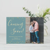 Gold Confetti Pregnancy Announcement Card auf Aqua Ankündigung (Stehend Vorderseite)