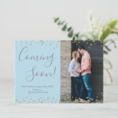 Gold Confetti Pregnancy Announcement Card auf Blue Ankündigung (Stehend Vorderseite)