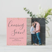 Gold Confetti Pregnancy Announcement Card auf Rosa Ankündigung (Stehend Vorderseite)