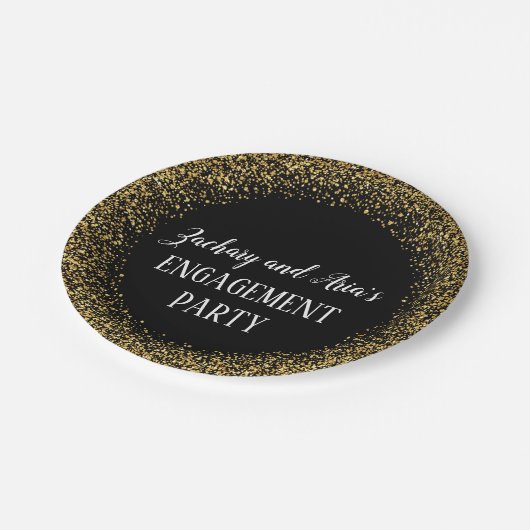 Gold Confetti über Black Engagement Party Pappteller (Schrägansicht)